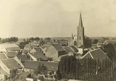 Standdaarbuiten: Gezicht vanuit de molen richting het dorp en de kerk, 1935 denk om fotorechtenvraag en bron RAWB